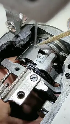 Cách điều chỉnh kéo cắt chỉ không đúng vị trí. Các bác tham khảo cách chỉnh và góp ý cho e nha . #xuhuongtiktok #maymaycongnghiep #yêunganhmay #meọhaymỗingày #maymaycongnghiepdientu #phukienmaymac 