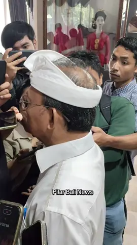 𝗠𝗮𝘀𝘆𝗮𝗿𝗮𝗸𝗮𝘁 𝗞𝗶𝗻𝗶 𝗞𝗲𝗹𝗼𝗹𝗮 𝗦𝗮𝗺𝗽𝗮𝗵 𝗱𝗶 𝗥𝘂𝗺𝗮𝗵 𝗧𝗮𝗻𝗴𝗴𝗮, 𝗚𝘂𝗯𝗲𝗿𝗻𝘂𝗿 𝗞𝗼𝘀𝘁𝗲𝗿 𝗦𝗲𝗯𝘂𝘁 𝗞𝗮𝗱𝗶𝘀 𝗞𝗟𝗛 𝗱𝗮𝗻 𝗞𝗲𝗽𝗮𝗹𝗮 𝗨𝗣𝗧𝗗 𝗧𝗣𝗔 𝗦𝘂𝘄𝘂𝗻𝗴 𝗛𝗮𝗺𝗽𝗶𝗿 𝗝𝗮𝗱𝗶 𝗧𝗲𝗿𝘀𝗮𝗻𝗴𝗸𝗮 𝗣𝗲𝗻𝗰𝗲𝗺𝗮𝗿𝗮𝗻 𝗟𝗶𝗻𝗴𝗸𝘂𝗻𝗴𝗮𝗻 Gubernur Bali Wayan Koster mengatakan di balik persoalan sampah yang ramai dikeluhkan di masyarakat, terdapat persoalan hukum yang menanti jika Tempat Pembuangan Akhir (TPA) Suwung dipaksakan tidak ditutup.  Kadis KLH dan Kepala UPTD TPA Suwung, disebut-sebut Gubernur Koster dapat terancam hukuman jika TPA Suwung tidak ditutup sampai akhir tahun 2025. 