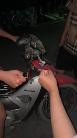 Cải chi giờ đứng giữa đường bum xiến xùm dị nè 😹#fyp #xh #ilovetiktok 