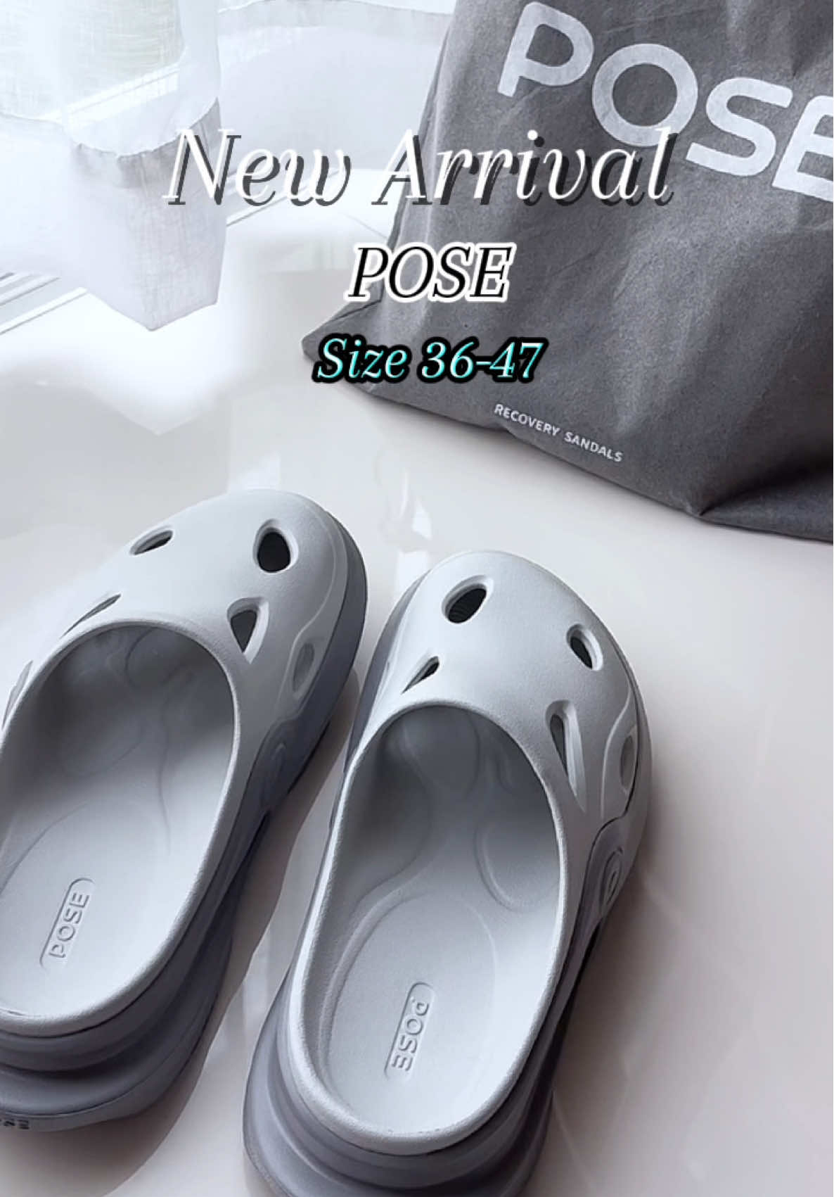 รองเท้า Pose K-Naut Recovery Sandals: ขนาด 36-47 นุ่ม เบา ใส่สบาย ดีไซน์พื้นรองเท้าเลียนแบบฝ่าเท้า พื้นหนา กันลื่น รองรับแรงกระแทกดี เหมาะสำหรับฟื้นฟูเท้าหลังออกกำลังกาย หรือใส่เพื่อผ่อนคลาย คำแนะนำ: รูปทรงรองเท้าใหญ่ เหมาะสำหรับคนเท้าอวบ เท้ากว้าง เท้าเรียวตรงไซส์จะหลวม  . . #poseKNAUT #รองเท้าเสริมส้น #รองเท้าแตะใส่สบาย #รองเท้าพื้นนิ่ม #รองเท้าpose                   @POSE TH @POSE Global