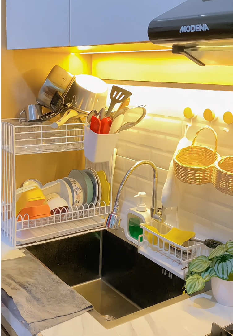 Rutinitas yang bosan tak bosan tetep aku kerjakan, cuci piring. Siapa lagi yang bakalan kerjain kalo bukan aku ya kan 🤏🏻 #rumahestetik #homedecor #dramarumahtangga #iburumahtangga #momlife #modelkontendoang #irt #affiliate #affiliatemarketing #beberes #homeliving #beberes #beberesrumah 