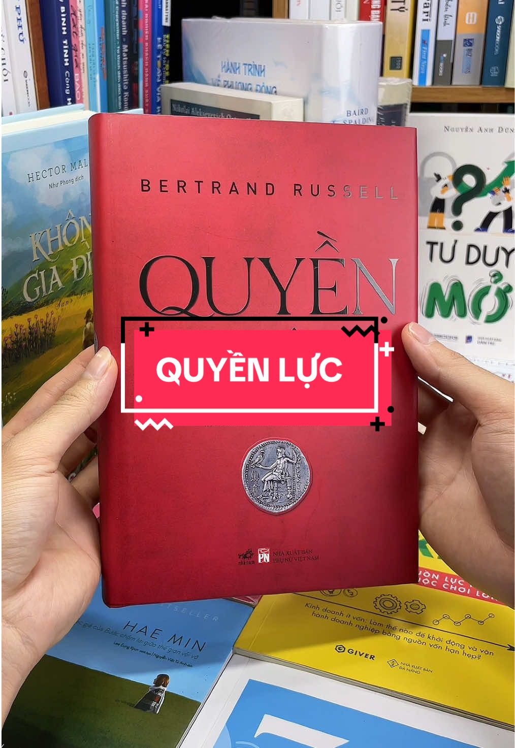 Quyền Lực – Giải mã gốc rễ của mọi cuộc chơi quyền lực trên thế giới! “Quyền Lực” của Bertrand Russell không chỉ là một cuốn sách, mà là chiếc chìa khóa giúp bạn hiểu rõ cách thế giới vận hành – từ chính trị, kinh tế cho đến các mối quan hệ xã hội thường ngày. Tại sao kẻ yếu vẫn bị trị? Làm sao quyền lực thay đổi con người? Liệu có tồn tại một kiểu quyền lực “nhân văn”? Từng trang sách là những phân tích sâu sắc, đầy trí tuệ và cũng vô cùng thực tế từ một trong những nhà triết học vĩ đại nhất thế kỷ 20. Russell không chỉ chỉ ra bản chất, hình thức và hậu quả của quyền lực, mà còn đặt ra câu hỏi lớn về cách con người có thể vận dụng và kiểm soát quyền lực một cách có đạo đức. Nếu bạn là người làm lãnh đạo, đang dấn thân vào con đường tư duy chiến lược, hoặc đơn giản muốn hiểu sâu về thế giới mình đang sống, thì cuốn sách này là kim chỉ nam không thể bỏ qua. Mua ngay “Quyền Lực” để tư duy như một người đứng đầu!#tiemsachbinhyen #sach #sachhay #BookTok #reading #quyenluc 