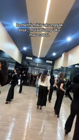 💃✨ OPEN REGISTRATION – REGULAR CLASS Batch 2 💕😍 📌 Persyaratan: – Usia 14-35 tahun – Tidak perlu pengalaman – Siap belajar & berkembang bareng mentor profesional! - Tb min 150cm 📚 Materi yang dipelajari: – catwalk & runway – Public speaking & percaya diri – Attitude & etika modeling – Photoshoot - Beauty Class ✔ Kelas modeling ✔ Sertifikat & Compcard ✔ Praktik & Showcase ✔ Jenjang karir 📲 Daftar sekarang lewat DM atau klik link di bio yaa! Karena jadi model bukan soal wajah aja, tapi keberanian buat tampil dan berkembang! 💫 #SekolahModeling #OpenRegModellingClass #ModelPemula #BelajarModeling #ModelIndonesia #ModellingSchool #ModelSearch #model #jogja #jogjaistimewa #sekolahmodel #catwalkclass👠 #fyp #fypage