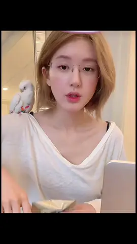 เธอทำให้เว่ยเซียวสาบานกับเธอบนสตรีมว่าชาที่เธอดื่มอยู่ไม่ใช่โฆษณา ฮ่าๆๆ 