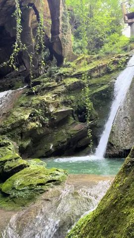 Alzate il volume e rilassatevi..😌 #cascata #relax #natura #unattimodipace #estateitaliana #paesaggiitaliani Ti piacciono questi posti? 