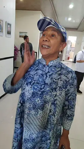 Protes, Susi Pudjistuti Walkout dari rapat  Pembahasan KJA  == Mantan Menteri Kelautan dan Perikanan Republik Indonesia periode 2014–2019, Susi Pudjiastuti, meninggalkan ruang rapat dalam sebuah diskusi membahas Keramba Jaring Apung (KJA) di Pangandaran, Rabu, 6 Agustus 2025.  Rapat tersebut berlangsung di ruang pertemuan Kantor Pusat Pengelolaan Pendapatan Daerah Provinsi Jawa Barat (Samsat) Pangandaran dan dihadiri berbagai pihak terkait. #kjapangandaran #susipudjiastuti #pantaitimurpangandaran #kja 