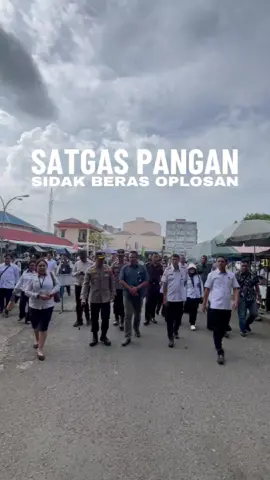Buntok - Kapolres Barito Selatan (Barsel), Polda Kalteng, bersama Tim Satuan Tugas (Satgas) Pangan setempat menggelar inspeksi mendadak (sidak) di pasar Plaza Beringin Buntok, Rabu (6/8/2025) pagi. Dalam sidak juga hadir Kabagops, Kasatintelkam, Kasatreskrim serta tim gabungan yang terdiri dari personel Satreskrim, Kejaksaan Negeri, Dinas Perdagangan, Dinas Pertanian, Bulog, UPTD Plaza Beringin. Di beberapa toko beras, tim Satgas melalukan pengecekab pada kualitas beras, label, dan masa kadaluarsa untuk memastikan tidak terjadi praktik pencampuran beras kualitas rendah ke dalam kemasan beras premium. Kapolres Barsel AKBP Jecson R. Hutapea, S.I.K., M.H., menjelaskan bahwa sidak ini merupakan tindak lanjut dari meningkatnya kekhawatiran nasional atas dugaan peredaran beras oplosan yang dinilai merugikan masyarakat.  “Beras merupakan kebutuhan pokok masyarakat. Jangan sampai ada permainan soal mutu yang merugikan konsumen,” ujar Kapolres. Menurutnya, dari hasil pemeriksaan sementara, pasokan beras di wilayah Barito Selatan masih dalam kondisi aman. Namun demikian, pengawasan akan terus diperketat guna mencegah potensi manipulasi mutu dan permainan harga yang tidak sesuai dengan ketentuan. Lebih lanjut, Polres Barsel dan Satgas Pangan mengimbau kepada seluruh pelaku usaha untuk menghindari segala bentuk praktik curang yang dapat mengganggu kestabilan pangan di masyarakat. Pastikan seluruh beras memenuhi ketentuan hukum dan standar kualitas. Jangan bermain-main dengan bahan pokok masyarakat. Dan masyarakat pun kami ajak lebih teliti dan cermat dalam membeli produk beras.  “Periksa label, legalitas, dan mutu beras sebelum dikonsumsi. Jika menemukan kecurangan atau penyimpangan, silakan laporkan ke kepolisian terdekat atau melalui layanan hotline 110,” pungkasnya. (Humas) #polresbaritoselatan #baritoselatan #polriuntukmasyarakat #jendrallistyosigitprabowo #irjeniwankurniawan #akbpjecsonhutapea #kabarbuntok #infobarsel #polisiindonesia  #sidakpasar #pasarplazaberingin #cekpangan 