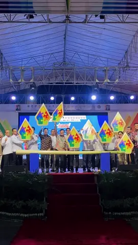 Pagelaran Soloraya Great Sale 2025 resmi ditutup dengan meriah oleh Ketua Umum KADIN Jawa Tengah Bp. Harry Nuryanto Soediro, Ketua Umum KADIN Indonesia Bp. Anindya N Bakrie, para Ketua KADIN se-Soloraya, serta Gubernur Jawa Tengah Bp. Ahmad Luthfi.  Acara ini sukses besar, mencatatkan nilai transaksi mencapai Rp10,7 Triliun dari jutaan transaksi yang melibatkan UMKM, pelaku usaha, dan masyarakat luas se-Solorara  Soloraya membuktikan diri sebagai pusat pertumbuhan ekonomi yang tangguh, kreatif, dan penuh semangat kolaborasi. Terima kasih untuk semua pihak yang telah berkontribusi. Sampai jumpa di Soloraya Great Sale 2026 #kadinjateng 