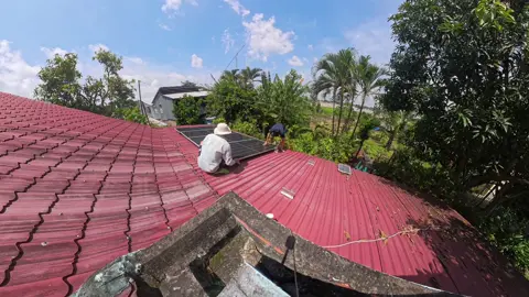 Hướng dẫn chi tiết a-z cách lắp tấm pin mặt trời lên nóc nhà và cách đưa tấm pin lên như thế nào . Liệu 1 người có tự làm được hết không ?  Video qua lắp cho nhạc mẫu đại nhân nhà mình theo phong cách 