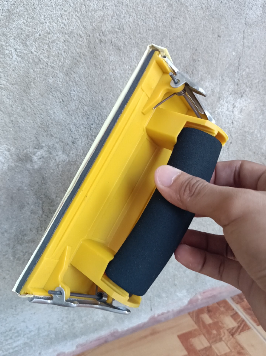 gamit pangliha at pangpakinis sa pader. #sandpaperholder 