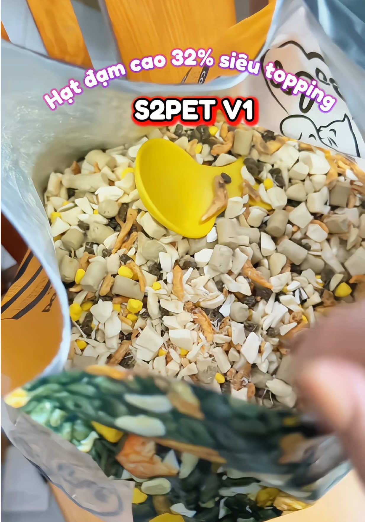Thức ăn hạt cho mèo siêu nhiều topping độ đạm cao lên đến 32% hạt siêu thơm mèo cực kì thích ăn luôn nè mấy sen ơi. Topping thịt sấy trong hạt thì đầy ú ụ luôn á