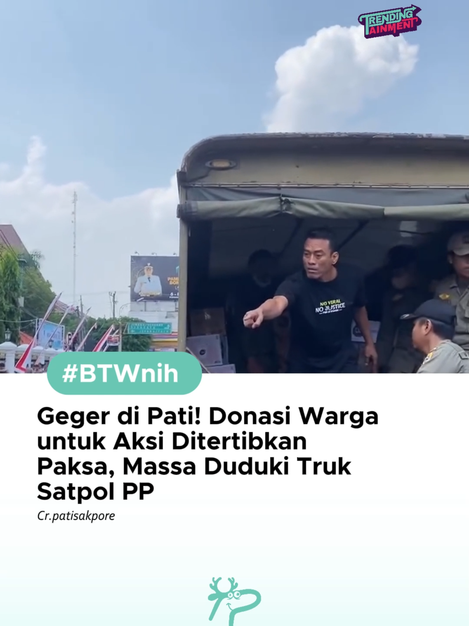 Suasana panas meledak di depan kantor Pemkab Pati, Selasa siang (05/08/2025), ketika petugas Satpol PP mendadak mengangkut paksa donasi air mineral yang dikumpulkan warga untuk mendukung aksi demonstrasi penolakan kenaikan PBB-P2. Warga yang geram langsung menghadang, bahkan nekat menduduki truk Satpol PP dan melempar kardus donasi ke jalan. Adu mulut tak terhindarkan antara koordinator aksi dengan petugas dan Plt Sekda Pati, Riyoso, yang turun langsung ke lokasi namun akhirnya ditarik mundur karena situasi semakin memanas. Koordinator lapangan, Supriyono, menyatakan kekecewaannya atas sikap Pemkab yang dinilai membungkam aspirasi rakyat, padahal pemberitahuan resmi telah dikirim ke kepolisian dan Bupati sejak awal Agustus.. #BTWnih #Trendingtainment #fyp #fypreels #viral