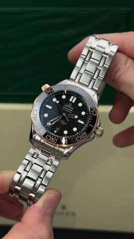 Seamaster Diver 300M – Mã hiệu 210.20.42.20.01.001 Một thiết kế sinh ra để chinh phục: mặt sóng đen huyền bí, cọc số nổi bật, dáng vẻ thể thao nhưng vẫn đầy tinh tế. Không chỉ là đồng hồ, mà là tuyên ngôn của phong cách và bản lĩnh. 🎯 Dành cho người đàn ông biết mình muốn gì và không ngại khẳng định điều đó.   #luxurylife #luxury #watch #luxurywatch #duynguyenwatch #donghonam #donghodep #nguyenduyluxuxry #jewelry #nguyenduyluxury 