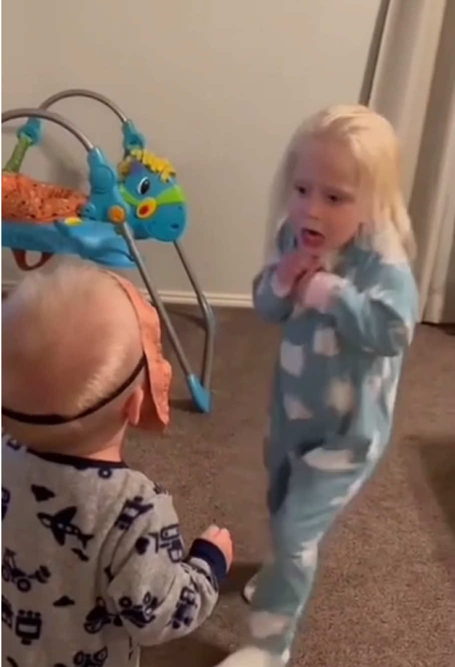 The baby who was scared by the mask. 😂🤣 #babiesoftiktok #funny #funnyvideo #kids #kidsoftiktok #babylove #cutebaby #funnybaby #baby #foryou #scarepranks 