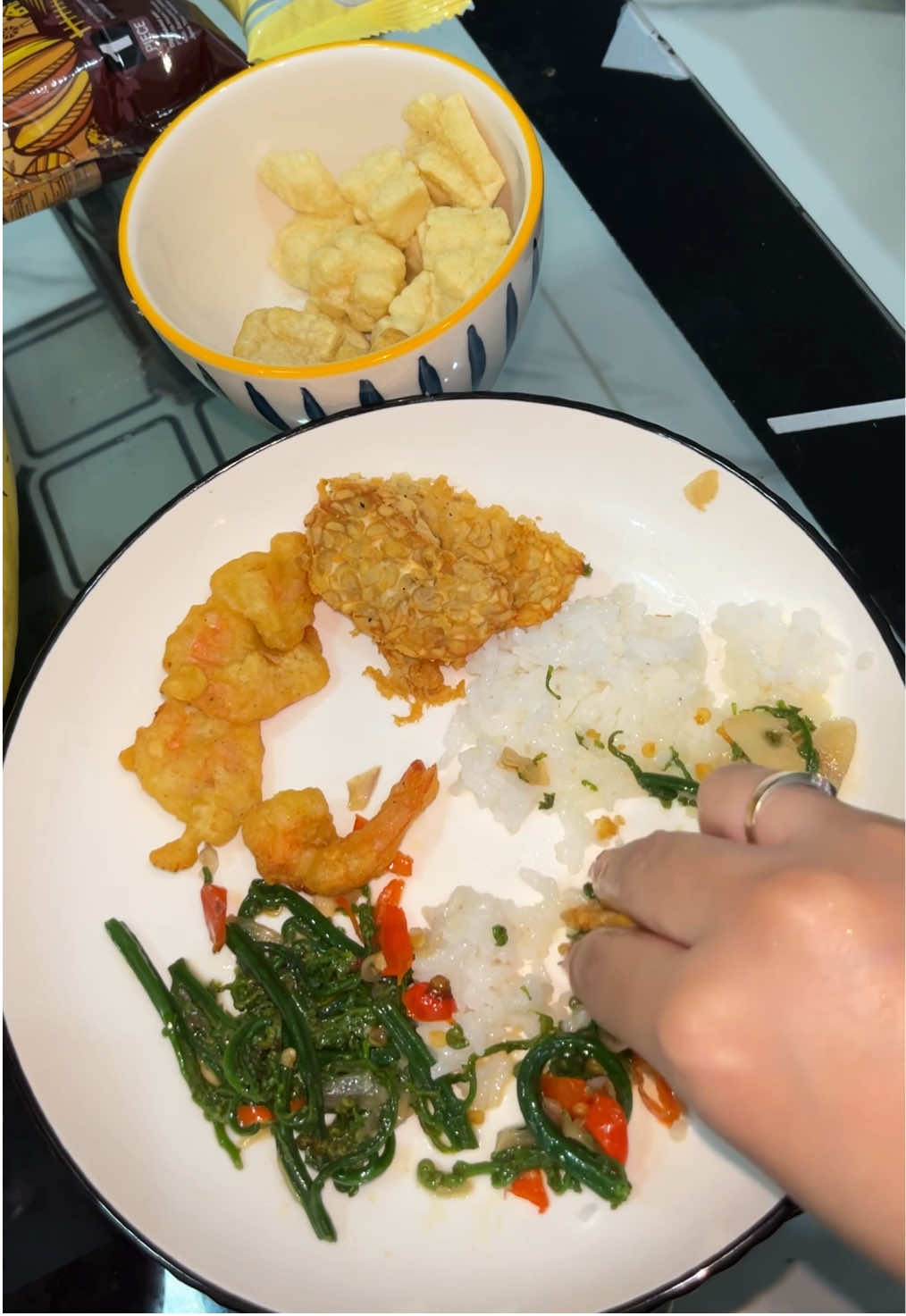 ambil nasi, makan yuk 🤤 #masakansimple #masakanrumahan #tumispakis #udang #yummy #asmrsounds #asmr #masukberandafyp #fyppppppppppppppppppppppp #lewatberanda 