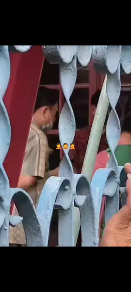kronologi penemuan may4t anak berumur 16th didalam rumah di daerah perdagangan kab Simalungun pada Rabu 6 Agustus 2025. sikorban ditinggal oleh keluarga nya ke Brastagi hanya seorang diri di rumah tsb selama dua hari, dan pas keluarga nya pulang ditemukanlah sikorban ini dalam keadaan TDK bernyawa kep4la terbungkus karung goni (menurut berita yang beredar)