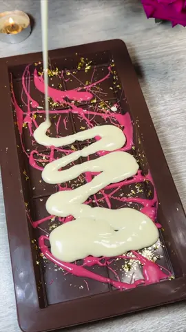 Strawberry, pistachio, kunafa… in one bite. You ready? 😍 #chocolateasmr #strawberrykunafa #visualtreats #oddlysatisfying #pistachiolove #whitechocolateart #aestheticchocolate #luxuryasmr #asmrcrack #asmrdessert #glitterchocolate #chocomuse #fypchocolate