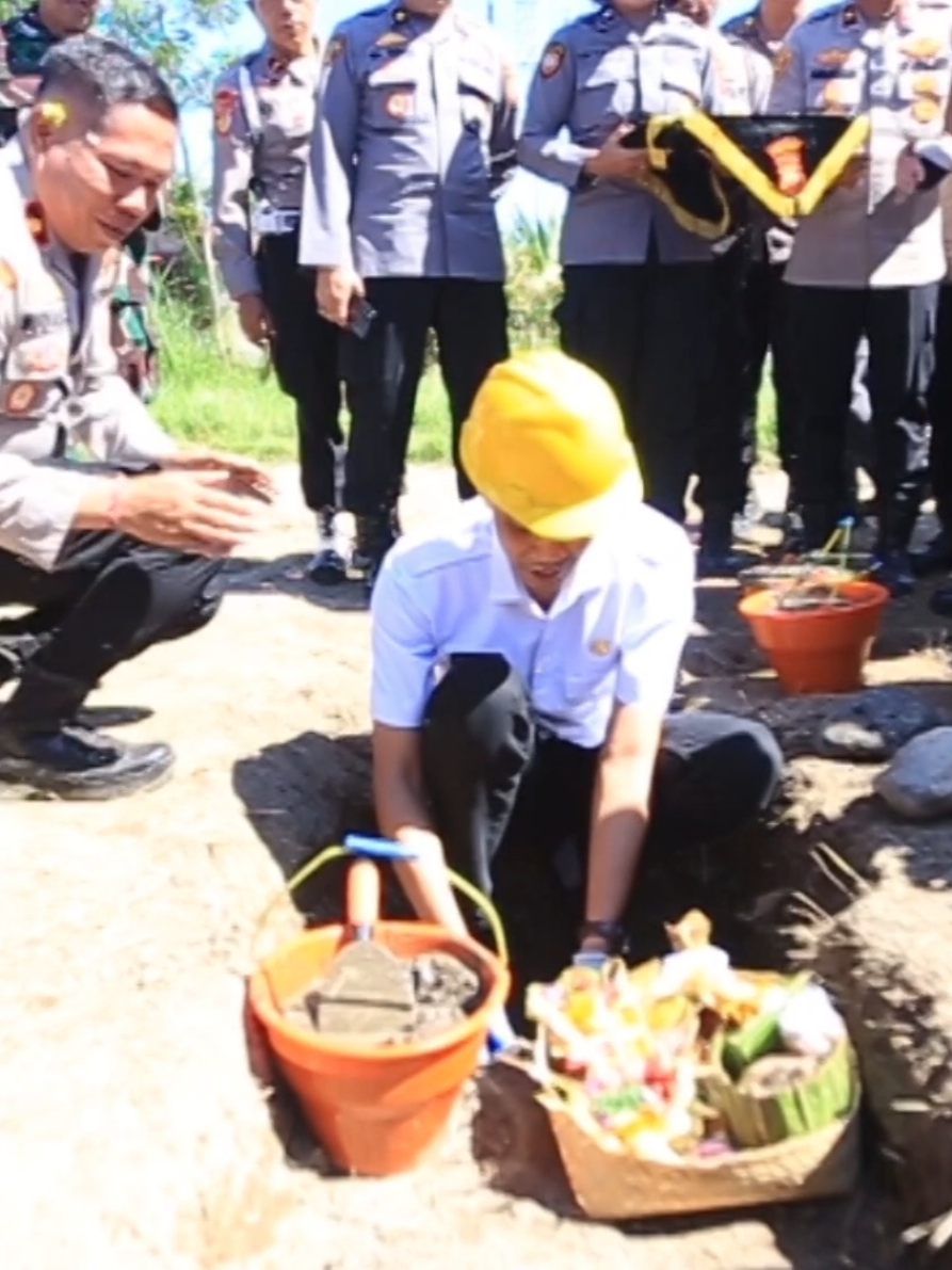 Wakil Bupati Klungkung Tjokorda Gde Surya Putra bersama Kapolres Klungkung AKBP Alfons W.P.Letsoin melakukan peletakan batu pertama pembangunan dapur Satuan Pelayanan Pemenuhan Gizi (SPPG), berlokasi di Jalan Tingadi Desa, Gunaksa Kecamatan Dawan, Kabupaten Klungkung, Rabu (6/7). Kegiatan ini menandai dimulainya pembangunan dapur yang akan mendukung pemenuhan makan bergizi gratis bagi siswa untuk diwilayah Kecamatan Dawan. “Semoga pembangunan dapur SPPG ini bisa selesai tepat waktu dan program Makan Bergizi Gratis bisa segera terwujud. Pembangunan ini sebagai bentuk komitmen kita dalam mendukung program Makan Bergizi Gratis pemerintah pusat, supaya bisa mulai berjalan.,” ujar Wabup Tjok Surya. Sementara itu Kapolres Klungkung AKBP Alfons W.P.Letsoin melaporkan, dapur SPPG ini dibangun diatas lahan seluas 10are berlokasi di Jalan Tingadi Desa, Gunaksa Kecamatan Dawan. Pekerjaan pembangunannya akan dilaksanakan selama 60 hari. Dapur ini nantinya menyiapkan makanan bergizi bagi 3500an siswa untuk diwilayah Kecamatan Dawan. … Selengkapnya : https://protokol.klungkungkab.go.id/pembangunan-dapur-sppg-dimulai/ … Salam Mahottama #Jaya #PemkabKlungkung #Klungkungmahottama #SPPG 