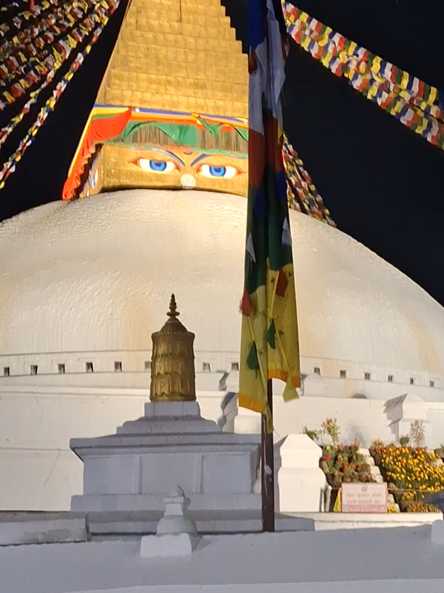 महाचैत्य बुद्धको चित्तको प्रतीक बोधी स्तुपाको प्राङ्गणमा परिसारमा तपाईहरुले निर्दोष प्राणीहरूको मांसाहरु सेवन गरेर आफू खुसी हुनु भनेको प्रत्यक्षरुपमा बुद्धको चित्तको प्रतीक बौद्धनाथलाई अपमान गर्नु हो। निन्दा गर्नु हो। त्यसैले यदि आफ्नो मनलाई खुसी पार्न अथवा बौद्धनाथलाई सम्मान गर्ने हो भने त्यस परिसार भित्र विभिन्न सहकारी निष्ठान्न परिकारहरु अथवा अर्डर दिई खाना सक्नुहुन्छ बुद्धको प्रतिमाको अगाडि यस्तो खालको व्यवहारहरू कार्यहरू चाहिँ गर्नुहुन्न भन्ने धेरैले अज्ञन भएको कारणले गर्दा ति साब गरेको हुनसक्छ त्यसैले यी कुराहरुलाई बुझेर हामीले त्यसो नगर्नाले विश्वमा शान्ति छ है त्यस्तो पुण्य प्रभावद्वारा हामीमा शान्ति सुख समृद्धि भरिने दुई मत छैन। #boudhanath_stupa #2025 2025 #kathmandunepal🇳🇵 #peace #buddha