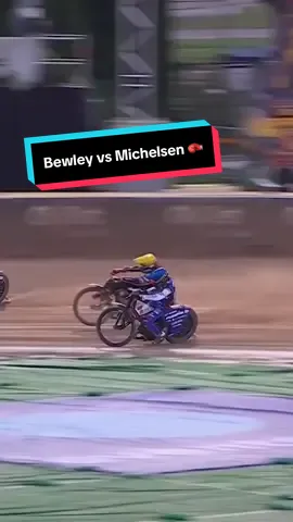 A lovely bit of speedway from Bewley and Michelsen 👏 It was a jostle for position in Heat 14, with both riders battling cleanly for second 🥊 #LatvianSGP #SpeedwayGP  #bikes #Motorsport #motorcycle #racing