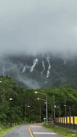 น้ำตกหงาว จ.ระนอง ช่วงที่สวยที่สุด 🌿🌧️ #tiktokพาเที่ยว #เที่ยวระนอง #ระนองฝน8เเดด4 #น้ําตกหงาว #เที่ยวตามฟิวส์ 