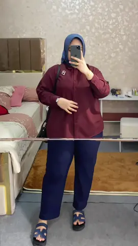 Kemeja basic dari @Marchemode emang enggak di ragukan lagii . Bahannya lembut, ringan di pake , emggak gampang kusut juga di pake seharian 😍🛒 #kemeja #kemejabasic #outfitinspo #outfitideas #fyp 