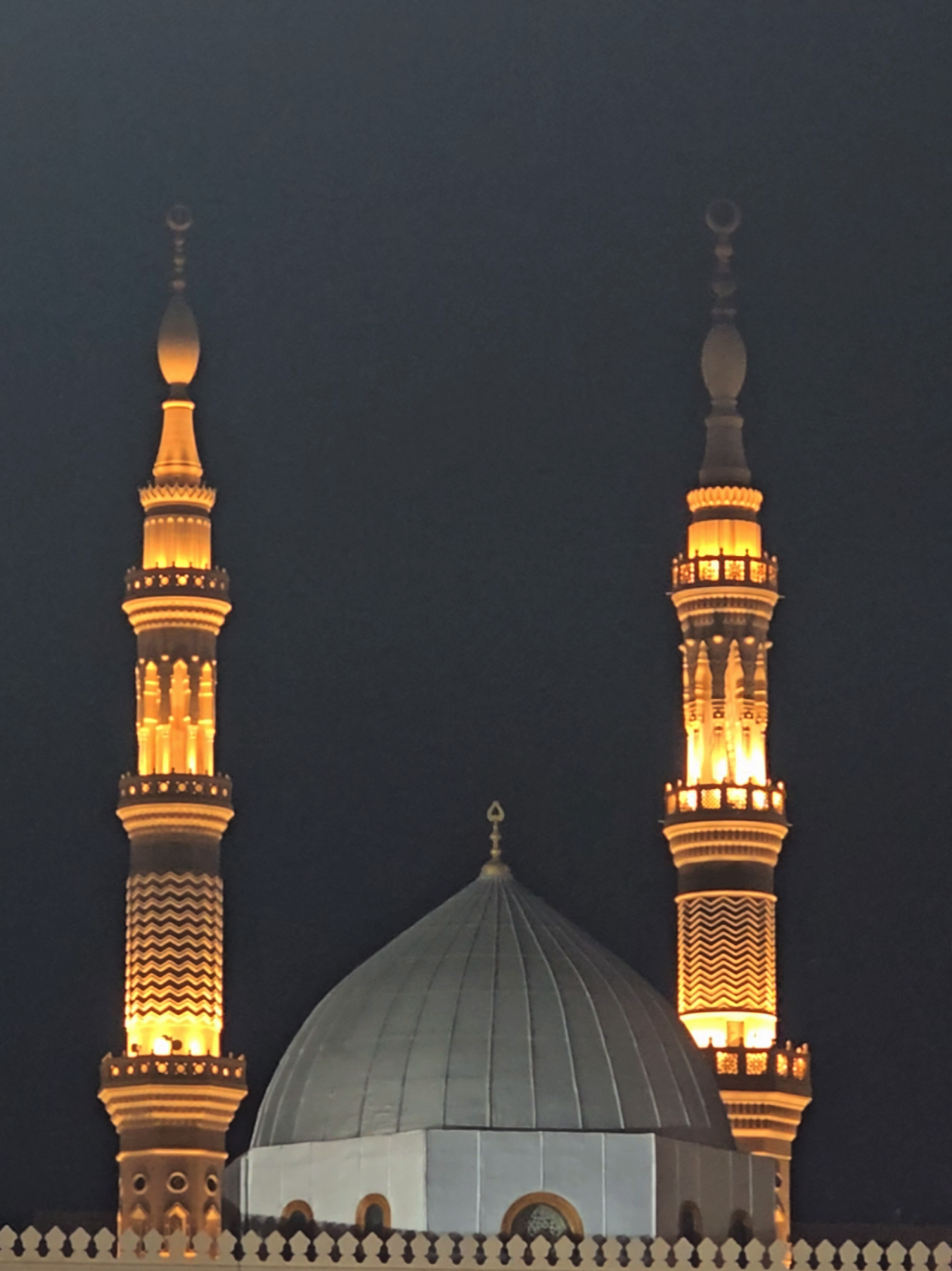 تھی کس کے مقدر میں گدائی تیرے در کی قدرت نے اسے راہ دکھائی تیرے در کی میں بھول گیا نقش و نگار رخ جنت! صورت جو کبھی سامنے آئی تیرے در کی پھر اس نے کوئی اور تصور نہیں باندھا ہم نے جسے تصویر دکھائی تیرے در کی رویا ہوں میں اس شخص کے پاوں سے لپٹ کے جس نے بھی کوئی بات سنائی تیرے در کی یہ ارض سماوات تیری ذات کا صدقہ محتاج ہے یہ ساری خدائی تیرے در کی آیا ہے نصیر آج تمنا یہی لے کے پلکوں سے کیے جائے صفائی تیرے در کی . . .   . . #madina #madinah #madinahalmunawaroh #madinasharif 