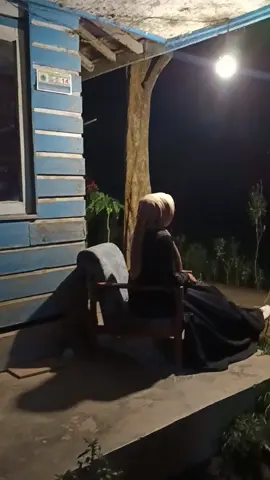 suasana kampung malam hari, hening, yang terdengar hanya suara kodok dan toke