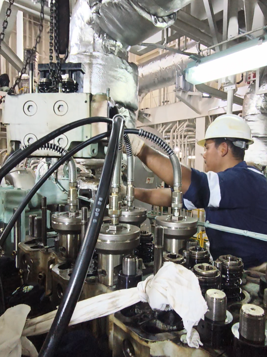 Overhaul Auxiliary Engine#ondutytime #crewkapal #sound #seamantiktok #pelautindonesia 