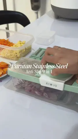 Otw jualan bawang goreng 🤣🫵 pake ini enak bgt no worries matapisaunya kena tangan, ga repot jg krn ada karet anti slipnya, permukaanya jg udah stainless. sangat meringankan tigas ibu2 gen zi ini :) #parutanserbaguna #parutansayur #masakansimple #dapurestetik #homeinspo 