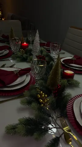 Estamos em agosto, mas meu coração já está em dezembro 🎄🌟💫  #mesaposta #mesapostadenatal #decoracaodenatal #natal #merrychristmas 