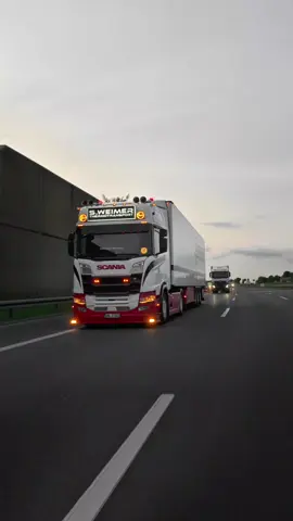 Roll into the sunset with style🚨🚚 #dji #dikkebude24🚨🚛💨 #scaniav8power #scaniav8 #scania #scaniapower #scaniatruck #hollandstyle #goinstyle🤟🚨 #hollandstyle🇳🇱😍👌 #dikkescania😍🇳🇱👌 #goinstyle🚨😍👌 #dikkevrachtauto🇳🇱😍🔥 #rollers 