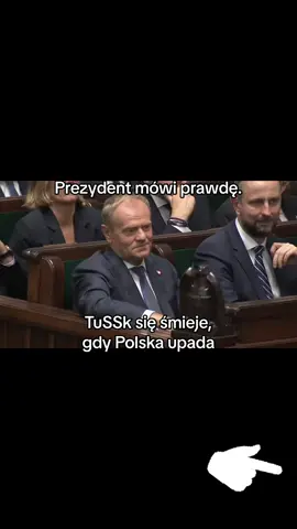 🇵🇱 Prezydent Karol Nawrocki mówi wprost: Polska jest na złej drodze. 📉 Inwestycje zablokowane. Dług rośnie. Demografia w kryzysie. A co robi Donald Tusk? Śmieje się. Tak, Tusk się śmieje, gdy Prezydent RP mówi o poważnym zagrożeniu dla przyszłości Polski. 🔥 To nie tylko brak klasy. To brak sumienia. 🧨 „Coś trzeba zmienić” – mówi Nawrocki. I ma rację. 📢 Ten fragment trzeba zobaczyć i udostępnić dalej. 📜 Cytat – Prezydent Karol Nawrocki: „Ze smutkiem patrzę, Szanowni Państwo, na to, co dzisiaj dzieje się wokół przełomowych projektów inwestycyjnych w państwie polskim, bo właściwie moglibyśmy je podzielić na te zupełnie zablokowane, na te okrojone i na te – w najlepszym przypadku – opóźnione. To bardzo niepokojący scenariusz. A gdy spojrzymy na lawinowo rosnące zadłużenie państwa polskiego i dług, a także na obiektywny problem demograficzny w naszej ojczyźnie i problem z mieszkalnictwem, to niestety – dzisiaj Polska jest na bardzo złej drodze do rozwoju i musimy mieć tego świadomość. Coś trzeba zmienić. Dziękuję.” 🔖 Hasztagi: #KarolNawrocki #Prezydent2025 #OrędziePrezydenta #CPK #Inwestycje #Zadłużenie #Demografia #Mieszkalnictwo #TuskSięŚmieje #ZdradaNarodowa #BrakSzacunku #PolskaNaZłejDrodze #NoweOtwarcie #ZgromadzenieNarodowe #TikTokPolska #ViralPolska #Polityka #Polska2025 #Niepodległość #Rozwój #Suwerenność #PiS #PO #Konfederacja #Polska2050 #PSL #NowaLewica #RuchNarodowy #Agrounia #Bezpartyjni #CapCut 