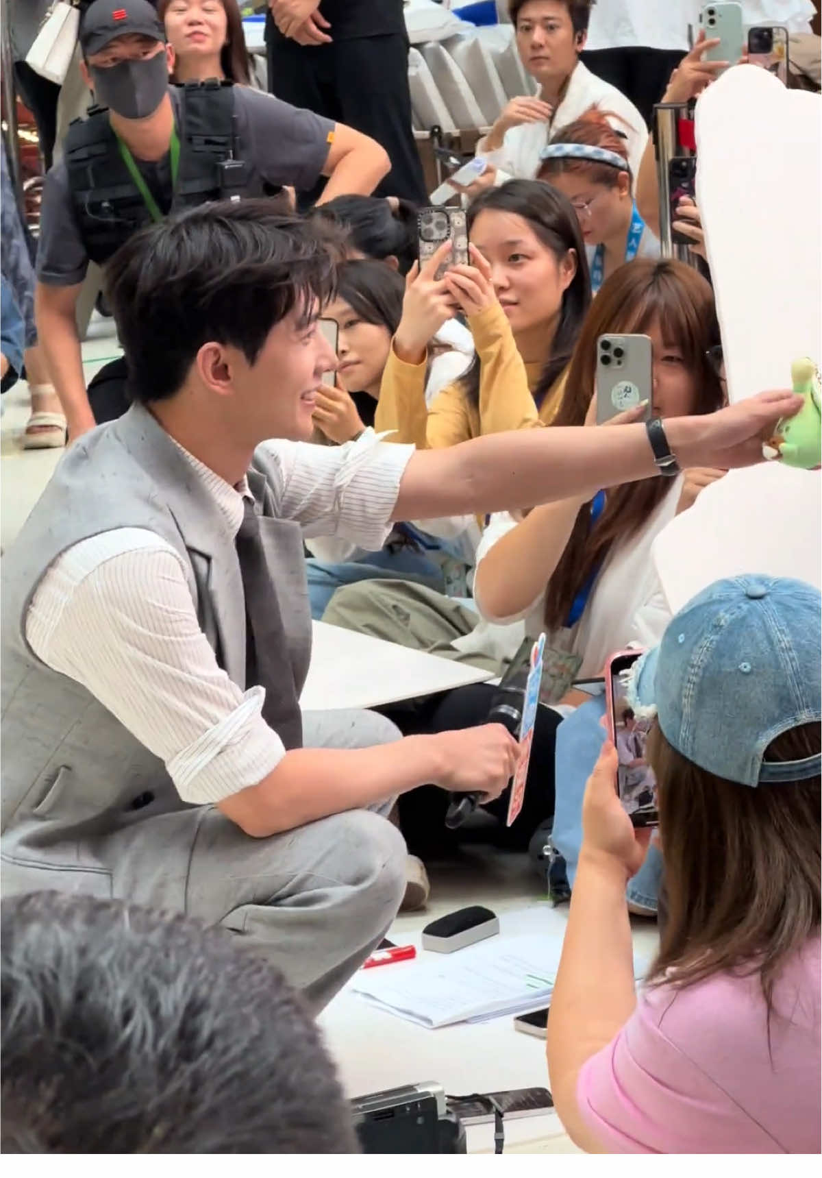 จังหวะ เดินมาใจหายแว๊บ..!!  เดินมาถามแฟนคลับว่ามันคืออะไร เพราะดาราจีนเขาห้ามรับเงินจากแฟนคลับ แท้จริงแล้วคือลอตเตอรี่จีนนั่นเอง🫰😄💗 #สู#สู่เส้นทางเซียน</h>ี<h id=