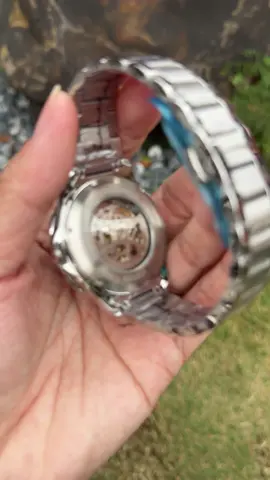 Ngày em cưới mà anh không có đồng hồ để đeo