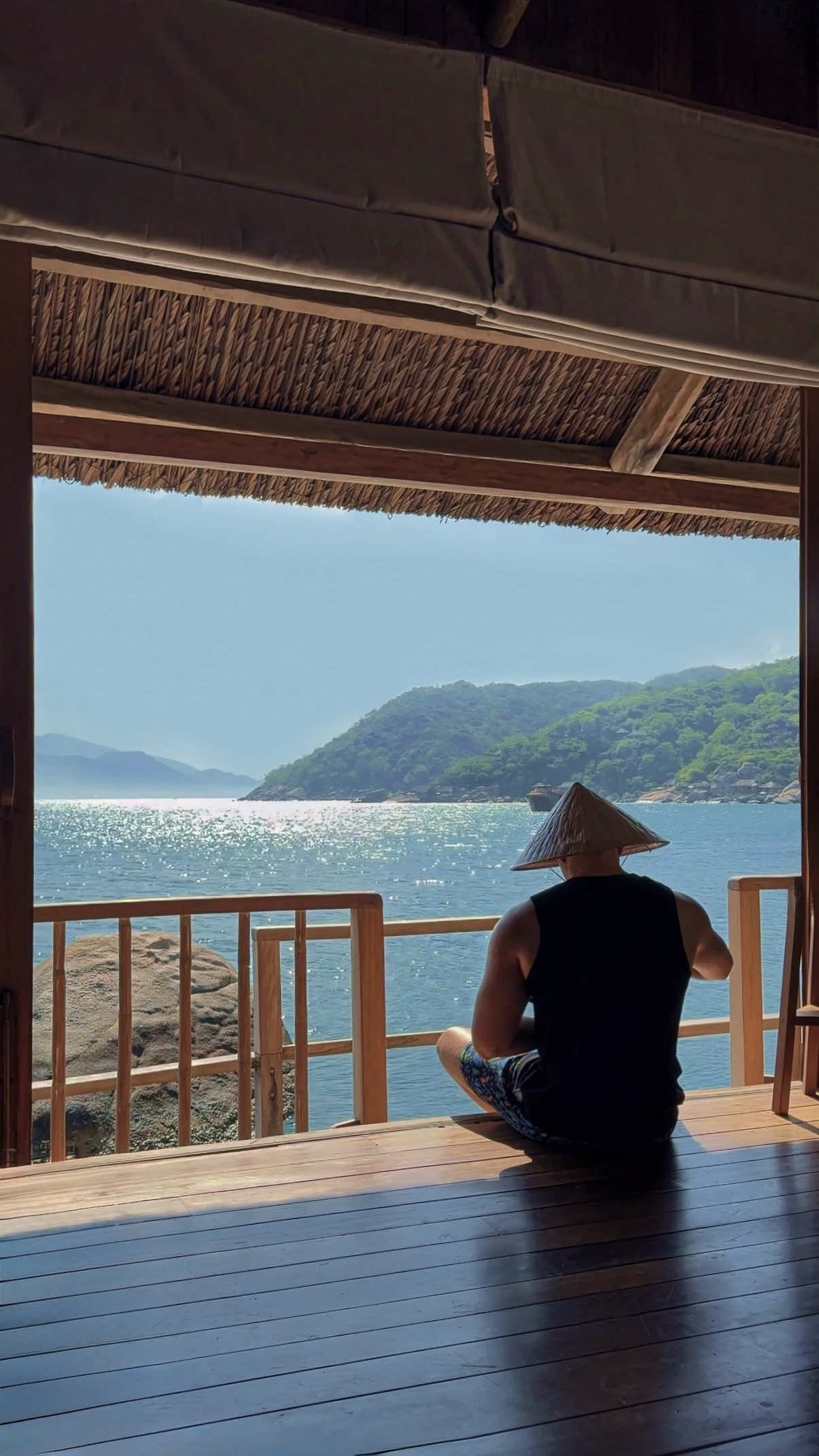 Ngồi yên nghe sóng kể chuyện bình minh :v #sixsenses #sixsensesninhvanbay 
