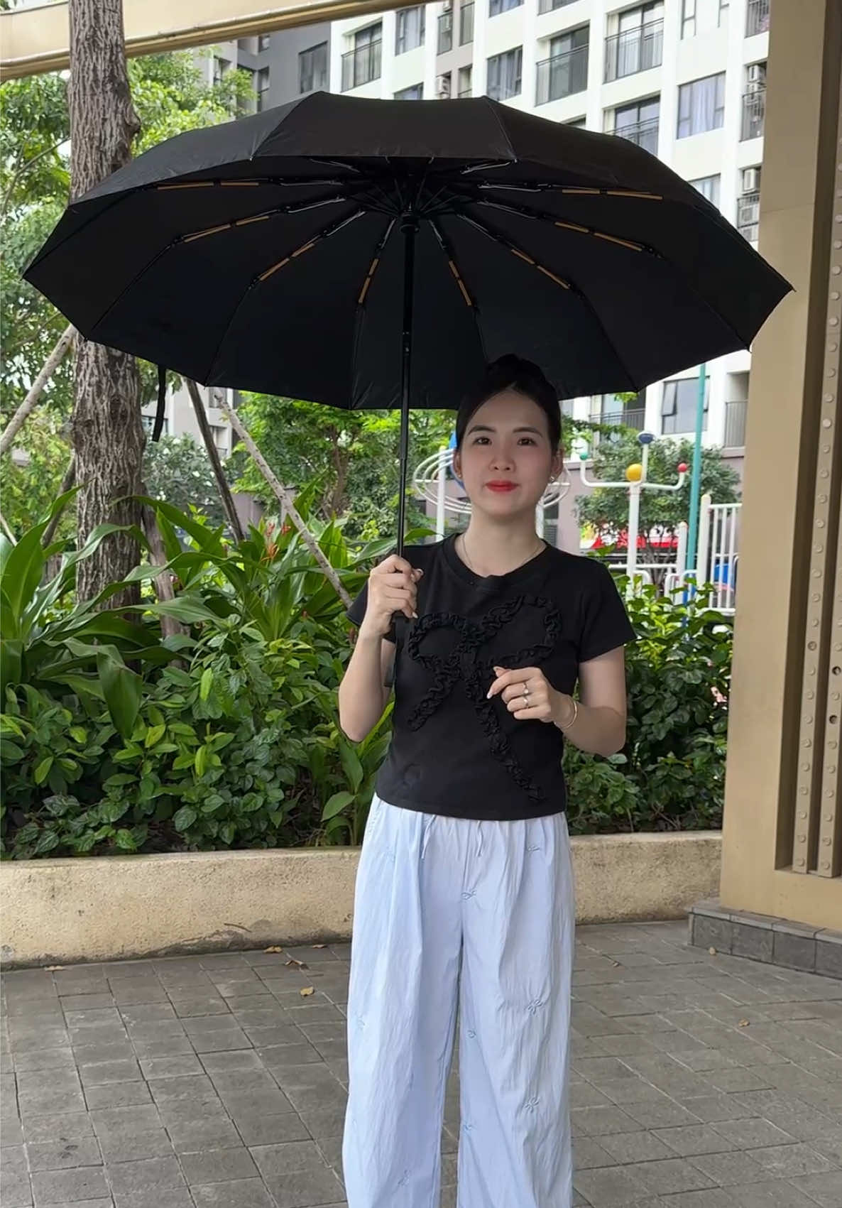 Dù che nắng che mưa có nút bật mở tự động