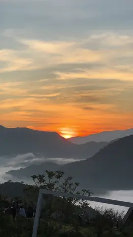 Kahit puyat dahil sa ingay still lucky to see #seaofclouds . #viewscapenaturespark #tanayrizal #tanaycampsite #seaofcloudstanayrizal #tanaycamping 