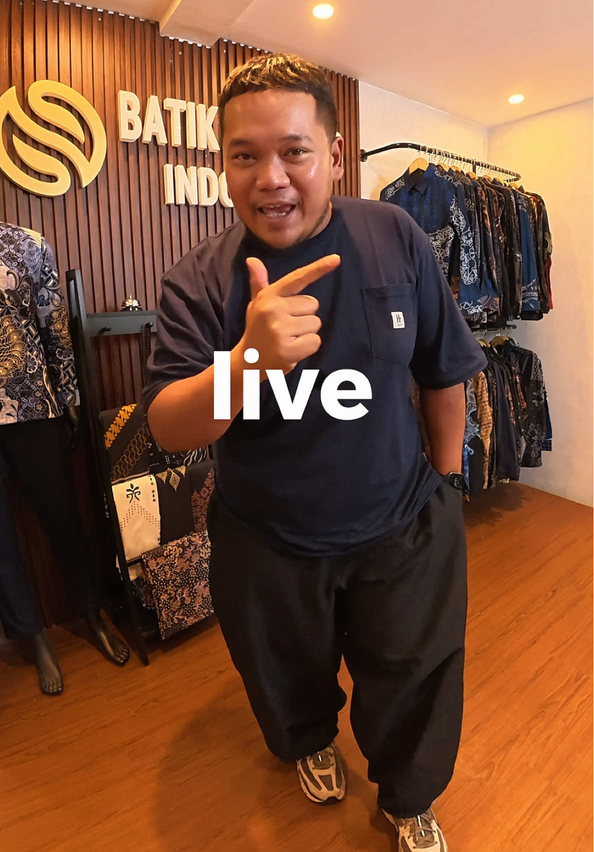 Beras habis? Live solusinya!  - Jumat, 8 Agustus 2025, jam 15.00 WIB, aku bakal LIVE bareng @Batik Nawilis Solo di event 8.8 Gila-Gilaan Diskon up to 40%! Bakal ada bagi-bagi diskon spesial cuma buat kamu yang nonton. - Set your reminder, siapin wishlist batik kalian, dan jangan sampe kelewat keseruannya.