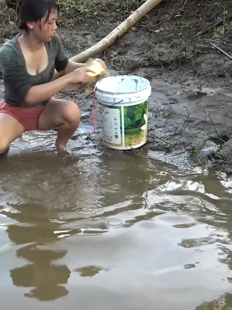 Fishing Technology The Girl Skillfully Pumping Water Outside The Natural Lake, Catch A Lot Of Fish