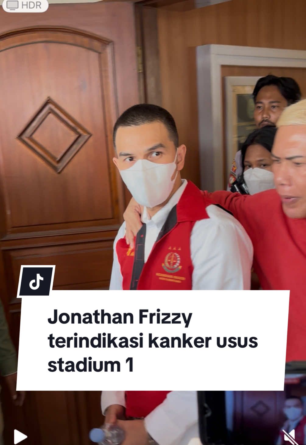 Benny Simanjuntak, paman Jonathan Frizzy menyebut bahwa keponakannya itu kemungkinan terindikasi kanker usus stadium awal. Meski demikian, proses hukum dugaan vape obat keras tetap berjalan. #jonathanfrizzy #ijonkfrizzy #ijonk #dhenadevanka #ririndwiariariyanti 