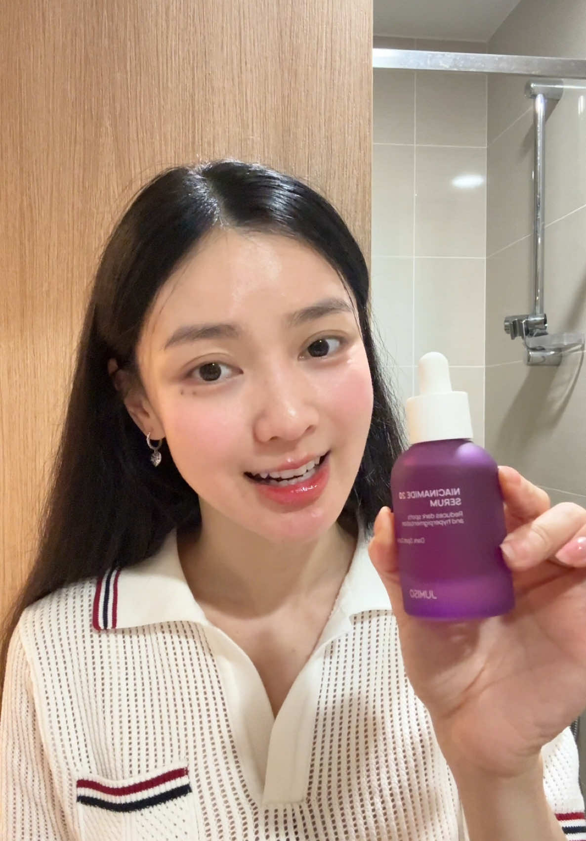 Lâu lắm rồi mới dám treatment nồng độ cao á, nên là bạn nào muốn xài em này thì yêu cầu là da phải ở trạng thái bình thường k mụn trước nha, thoa dưỡng ẩm dày thiệt dày rồi mới thoa Nia20% này lên, 1 tuần 1 lần thui, những ngày còn lại thoa phục hồi + đắp thêm mask làm dịu phục hồi lun, quan sát xem da như thế nào rồi mới xài tiếp nha, nếu mà kỹ và kiên trì thì khoảng 1-2 tháng mấy đốm nâu nhạt rõ lun á, chúc mí bà thành công 😄🤭 #vicchuche  #jumiso  #nia20tobeshine 