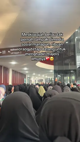 Sampai sekarang masih takjub dan merinding bisa berada ditengah2 ribuan hati yang ingin bertemu dengan beliau karna Allah, bahkan ribuan hati ini sama sekali tidak mengenali wajah beliau🥹   Masyaa Allah Tabarakallah Sungguh indah akhlaknya Wanita Surga Bidadari Dunia 🤍  Semoga diberi kesempatan lagi untuk bisa hadir dimajelis2 ilmu beliau  🤲🏻🤲🏻 #ustadzahhalimahalaydrus #halimahalaydrus #wanitasurgabidadaridunia #hubabahalimahalaydrus #kajianmuslimah #semuatentangcinta #butterworthpenang #penangmalaysia 
