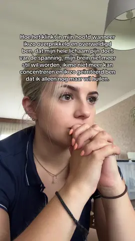 Vandaag is een van die dagen: ik graak niet uit mijn hoofd en mijn hoofd zit VOL 🙃 én ondertussen komen er alleen maar prikkels binnen die ik niet verwerkt krijg 💭 #overprikkeld #mentalegezondheid  #overwhelmed #zelfzorg #stressklachten #selfawareness #innerlijkeonrust #mentaloverload #rustvinden #zelfontwikkeling