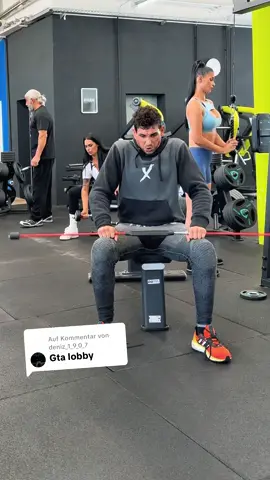 Antwort auf @deniz_1_9_0_7  😅😁 Mr sus always lose his Towel 🥴 tag your gym buddy for a good session 💪  @jessie_croft @Ahmad Mohammed Bodyguard @LIL AMOK @gioonyourscreen @Timmes198  #mrsus #patrox #fail #gym #Fitness #funny #comedy 