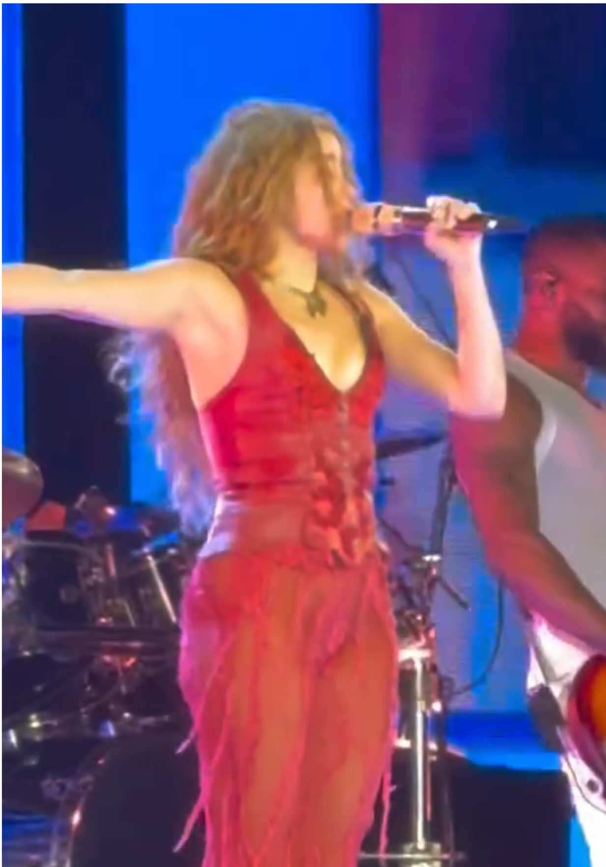 Shakira - Pies Descalzos, Sueños Blancos (Live in Inglewood, LA / Night 1) #Shakira #LMYNLWorldTour 