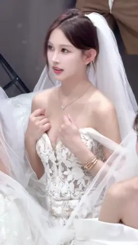 还发愣呢？吻你来了#今天拍婚纱  #我只拍你 
