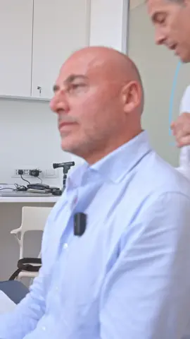 Oggi vi mostro il trattamento fatto a Emanuele, un ragazzo abbronzato e solare. Del resto, non ha moglie né figli, quindi ha tutto il tempo per godersi la vita! 😅 Ci conoscevamo già perché avevo trattato sua mamma tempo fa, e ora è lui che si è affidato a me per risolvere dei dolori al collo e alla schiena che lo limitano. Siamo sulla strada giusta, e con il giusto trattamento, i miglioramenti arriveranno presto! 💬 Hai anche tu fastidi al collo o alla schiena? 👐 Scopri come un trattamento mirato può migliorare la tua qualità di vita! 🎥: @delos.lab #chiropratico #maldischiena #collo #dolore #benessere #chiropraticomilano #recovery #mobilità #trattamento #postura #asmrcrack #viralreels