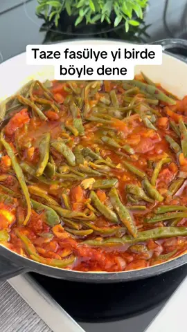 Malzemeler 500gr fasulye Yarım cay bardağı zeytinyağ 2 adet sogan 4-5 dis sarımsak 1 tatlı kaşığı tuz 2 adet orta boy domates 1 yemek kaşığı biber salçası 1 tatlı kaşığı kırmızı toz biber 1 su bardağı Su Hazırlanısı Fasulyeleri yıkayıp temizleyelim daha sonra fasulyeleri ortadan bölüp ince dilimleyelim. Uygun bir tavaya zeytinyağını, soganı ve sarımsakları alıp kavuralım üzerine tuzunu ekleyip karıstıralım. Üzerine taze fasülyeleri ekleyip 6-7 dakika kavuralım.  Ara ara kaparak karıstıralım.  Ardından küp doğranmış domatesleri, salcayı ve kırmızı toz biberı ekleyip karıstıralım.  Kapagını kapatıp suyunu çekene kadar pisirmeye bırakalım.  Üzerine 1 bardak su ilave edip kapalı sekilde suyunu cekene kadar fasulyeler yumusana kadar pisirelim.  Deneyeceklere Simdiden afiyet olsun 🤗♥️#shorts #squidgame #videoviral #viralshorts #FoodLover #Vlog #cooking #shortsvideo #asmr #fürdich #vira #viralvideos #VoiceEffects #videos 