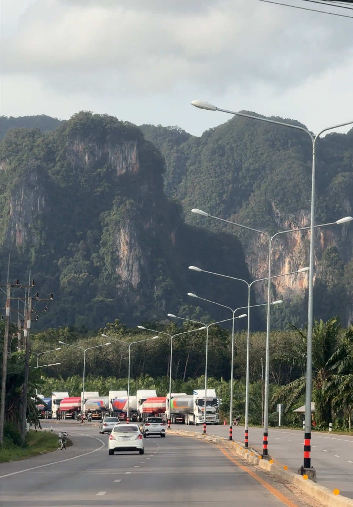 หันกลับมามอง ธรรมชาติกระบี่บ้านเรา 🍃โคตรดี โคตรสวย และสงบ 💚 นึกอะไรไม่ออก แค่ออกไปขับรถเล่น ชมวิวกระบี่บ้านเรา แค่นี้ก็มีความสุขแล้ว 👍  #กระบี่ #เที่ยวกระบี่ #krabi #krabithailand #เที่ยวภาคใต้ #ปอปี้ยิ้ม 